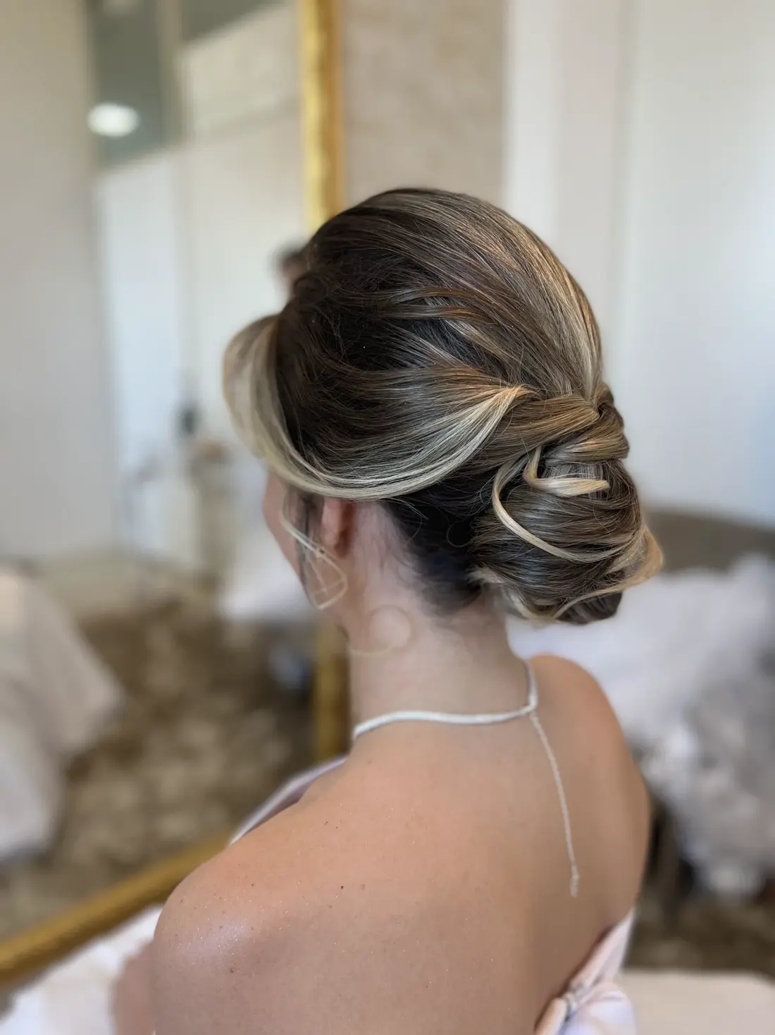 Penteado coque baixo com mechas loiras