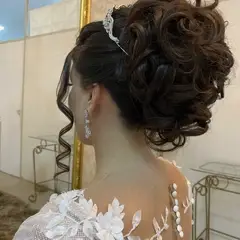 Detalhe de penteado coque alto com tiara para noiva